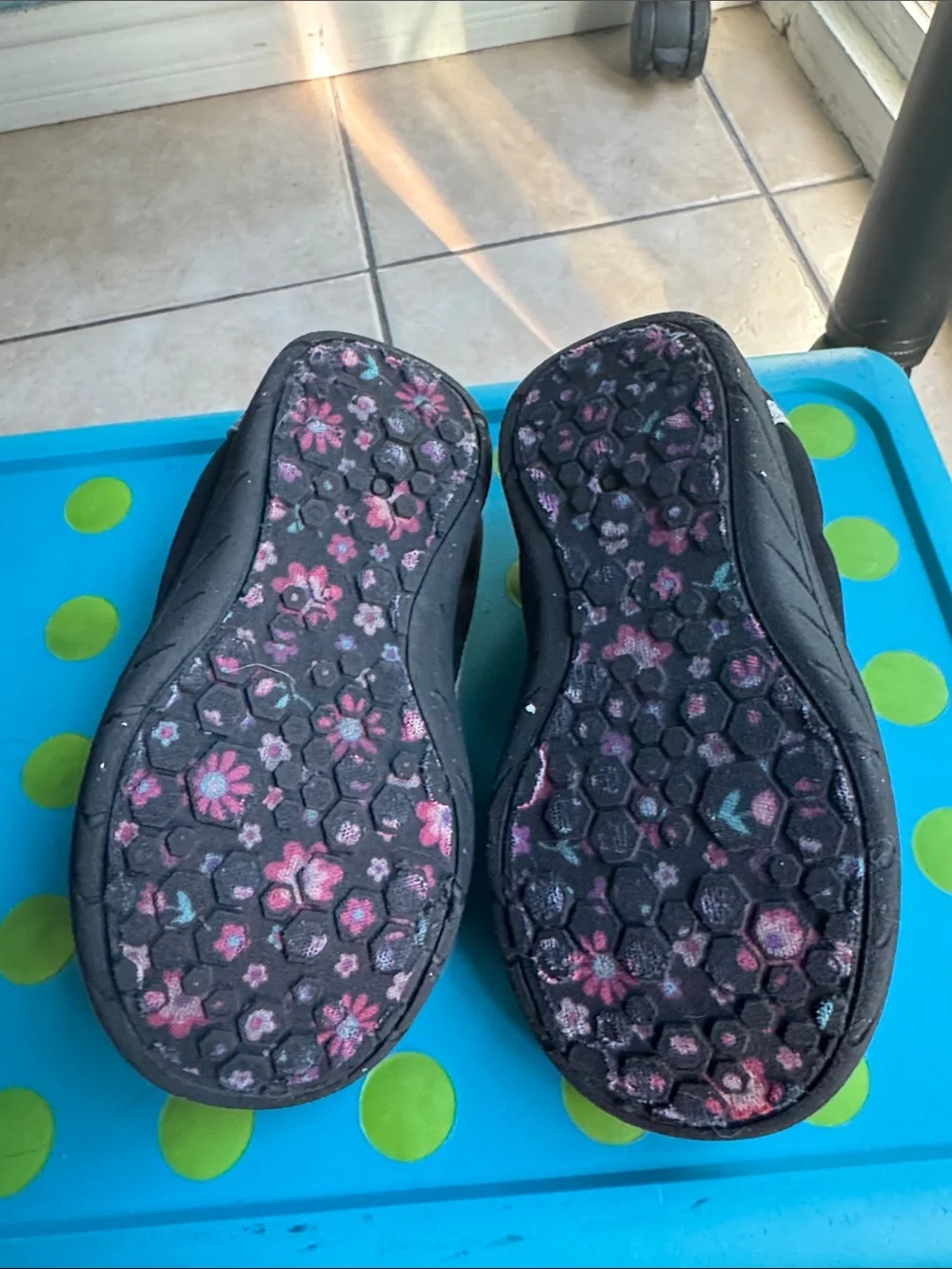 Like New Northside Kids Water Shoes in Black and Teal with Pink - Little Kids 9